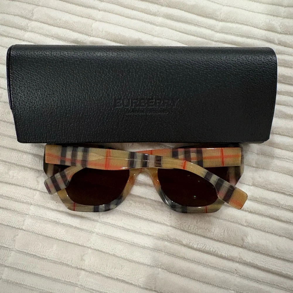 Burberry sunglasses - Picture 3 of 3